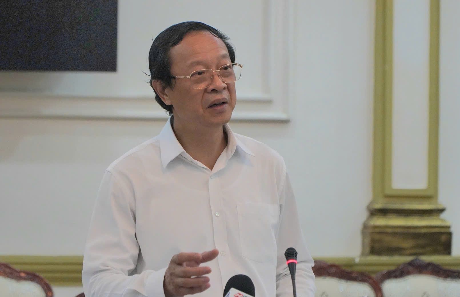 Viceministro Ministro Pham Ngoc Thuong en la reunion con la ciudad de Ho Chi Minh sobre la preparacion para el examen de graduacion de la escuela secundaria en 2025. Foto: Chan Phuc Phuc