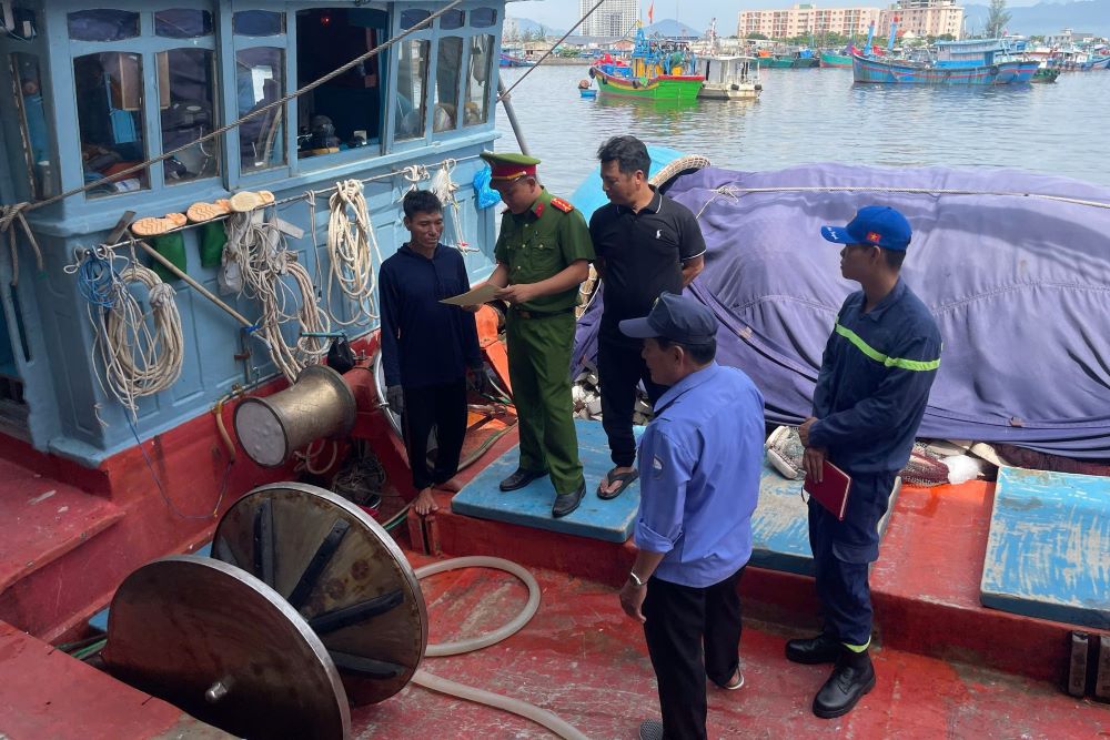 Strengthening fire prevention and fighting at the largest fishing port in Da Nang. Photo: Da Nang City Police