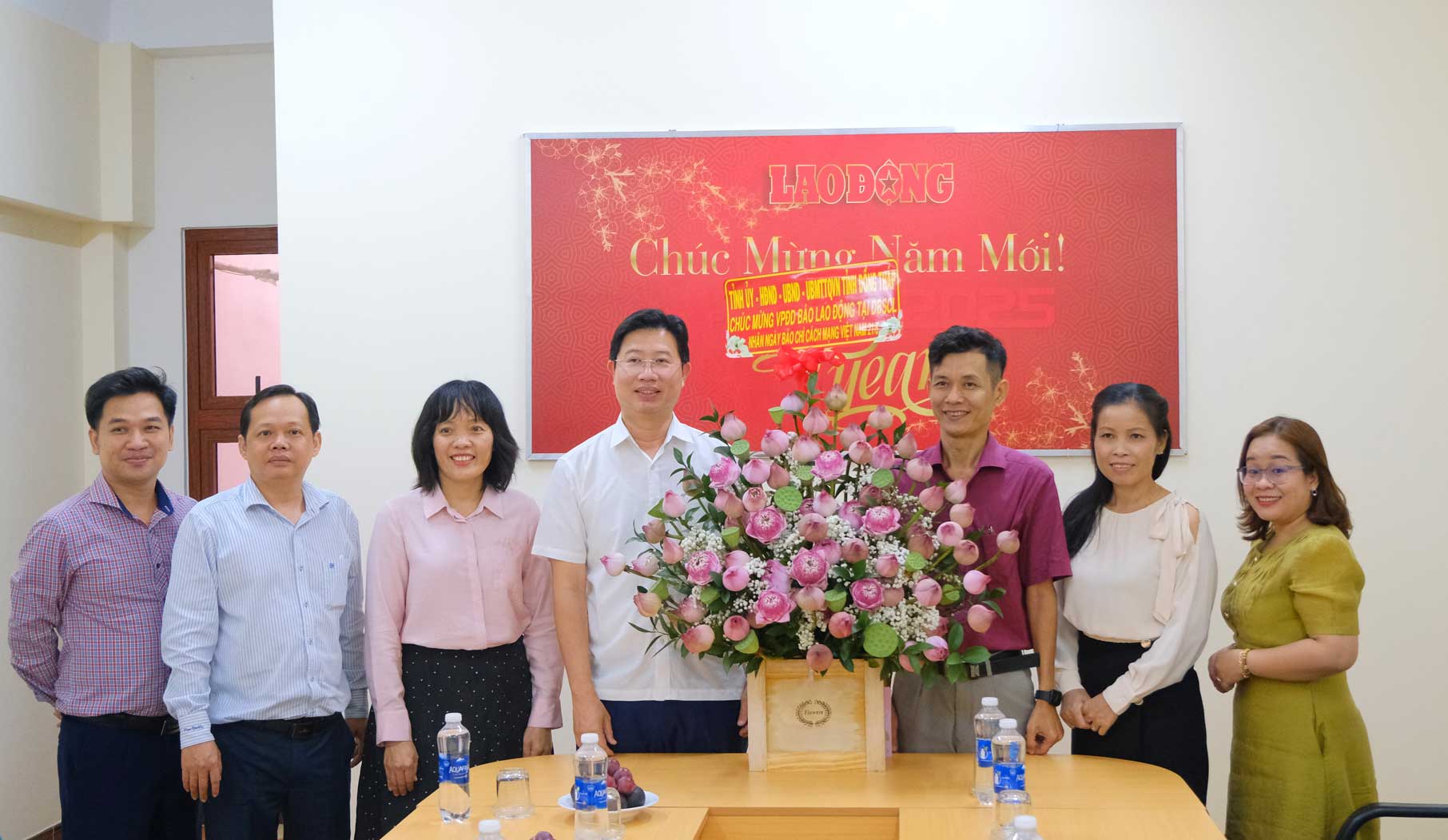 Pho Chu tich UBND tinh Dong Thap Huynh Minh Tuan (thu 4, tu trai sang) cung doan lanh dao tinh den chuc mung Van phong dai dien Bao Lao Dong tai DBSCL nhan ky niem 100 nam bao chi Cach mang Viet Nam. Ảnh: My Ly
