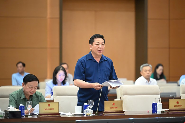 El Ministro de Construccion, Tran Hong Minh, presento un informe sobre el proyecto de inversion para construir Ring Road 4 de la ciudad de Ho Chi Minh. Foto: Quochoi.vn