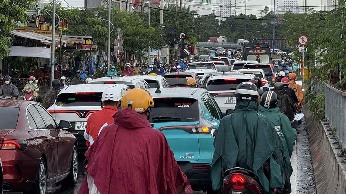 A long line of vehicles was stuck on the parallel road of the highway in Ho Chi Minh City after heavy rain. Photo: Nhu Quynh