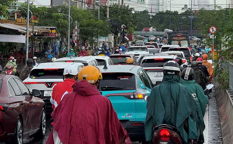 A long line of vehicles was stuck on the parallel road of the highway in Ho Chi Minh City after heavy rain. Photo: Nhu Quynh