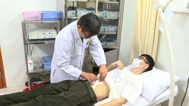 The patient's health was checked by the doctor after treatment. Photo: NGUYEN LY