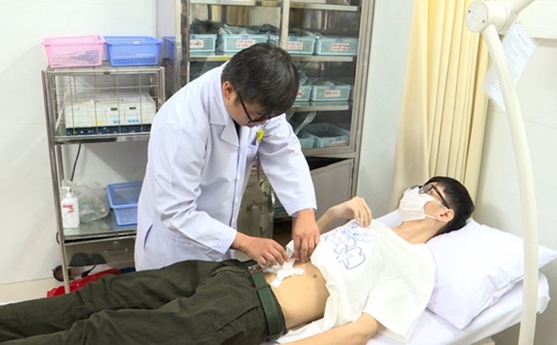 The patient's health was checked by the doctor after treatment. Photo: NGUYEN LY