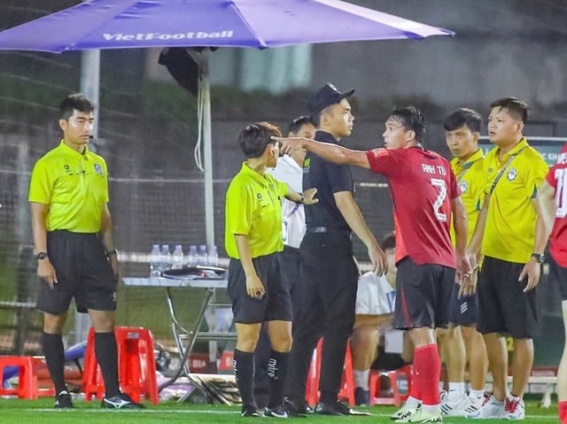 Doi Bay Nui phan ung quyet liet voi to trong tai. Anh: VietFootball
