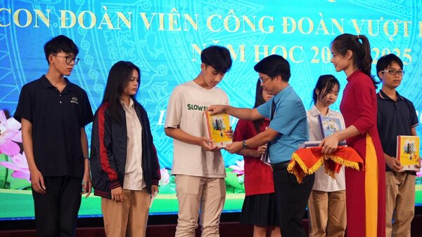The leaders of the Long Bien District Labor Federation awarded and commended the children of union members. Photo: Hai Yen