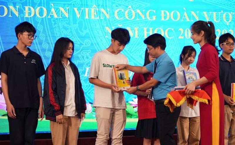 The leaders of the Long Bien District Labor Federation awarded and commended the children of union members. Photo: Hai Yen