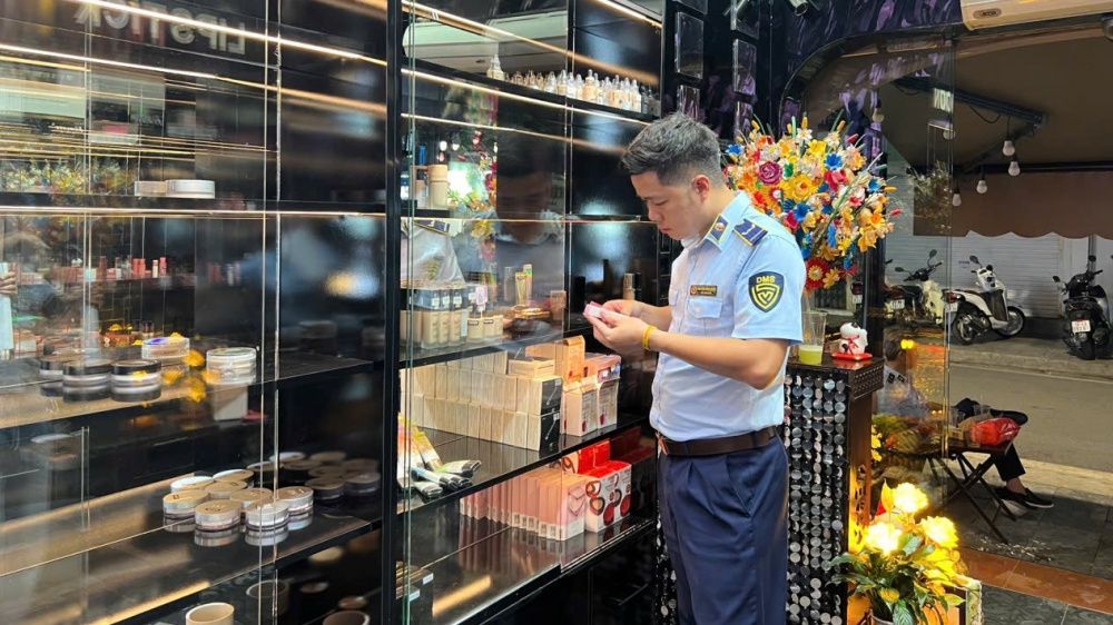 The authorities are checking the smuggled goods at the cosmetics store of TINA Le Make Up Production and Investment Company Limited, located at 17 Hang Ca Street, Hang Dao Ward, Hoan Kiem District, Hanoi. Photo: DMS