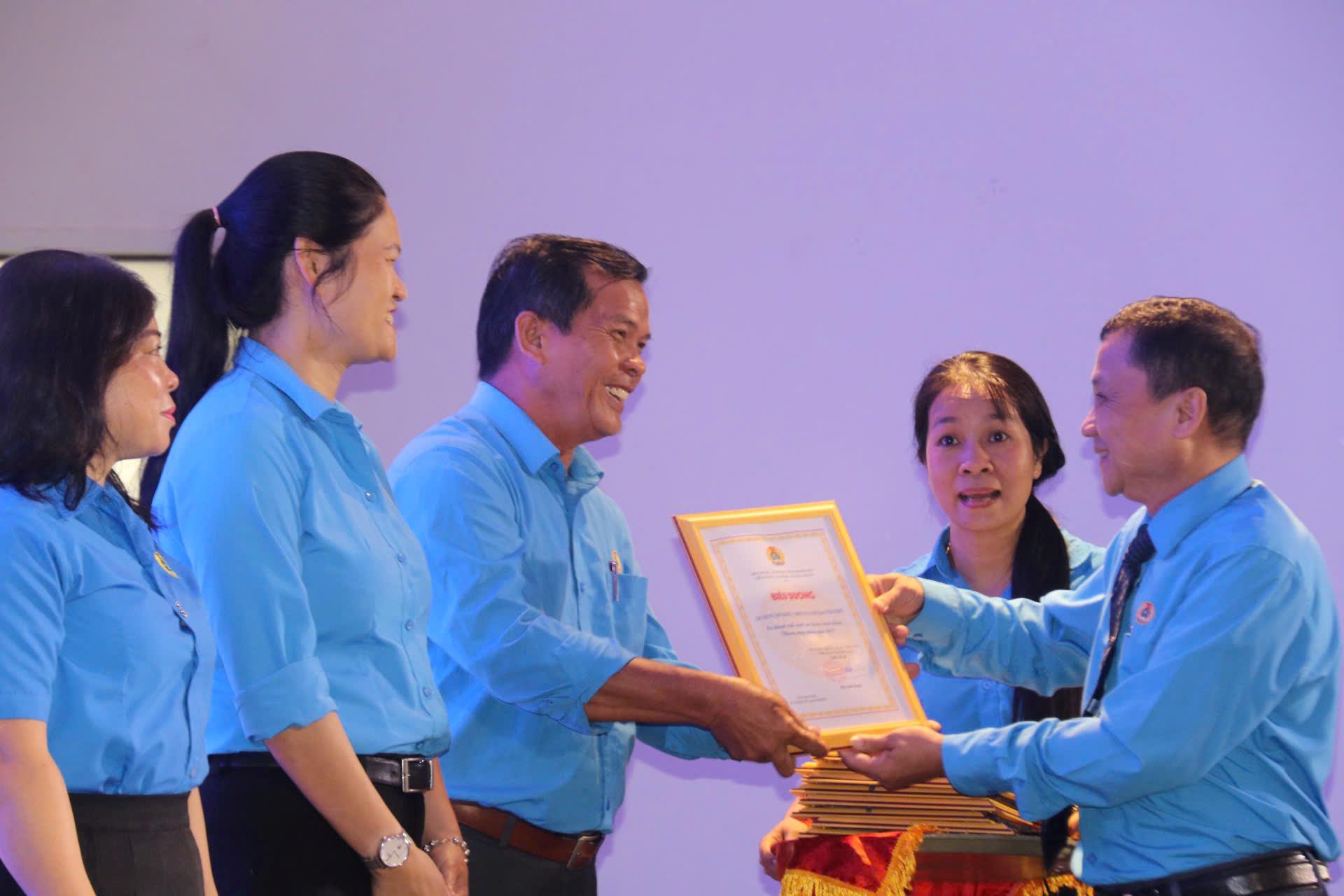 Ông Bùi Đăng Thành - Phó Chủ tịch Thưởng trực LĐLĐ tỉnh Khánh Hòa khen thưởng tập thể, cá nhân tiêu biểu trong hoạt động Tháng Công nhân và Tháng hành động về ATVSLĐ năm 2025. Ảnh: Phương Linh