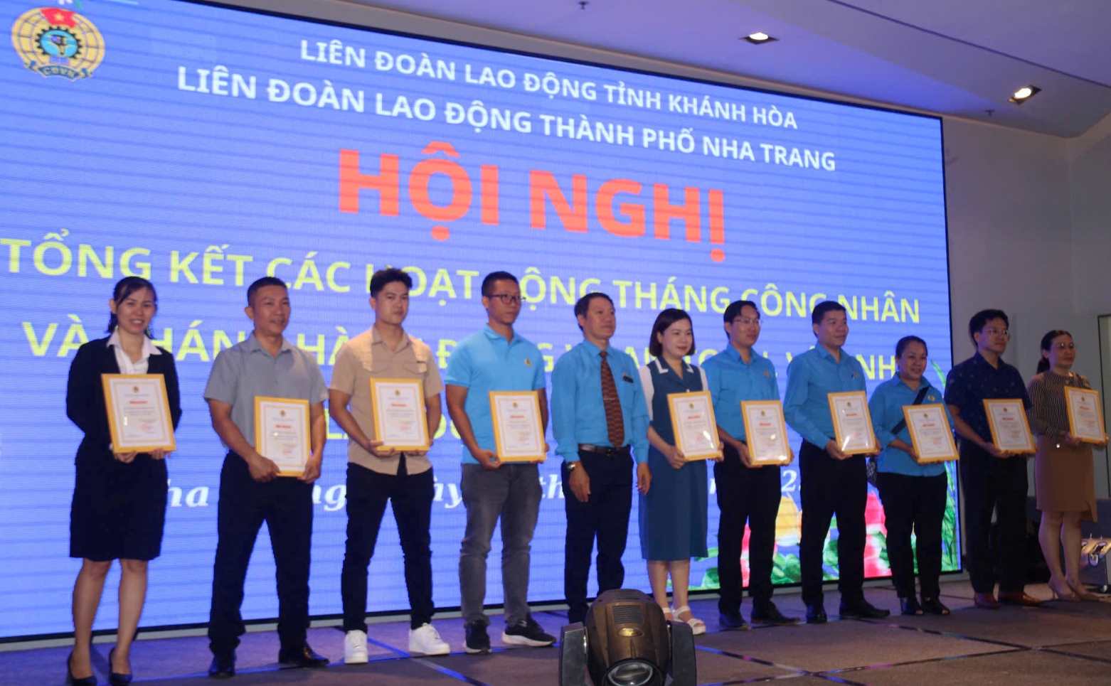 Cá nhân tiêu biểu được LĐLĐ TP Nha Trang khen thưởng trong Tháng Công nhân năm 2025. Ảnh: Phương Linh
