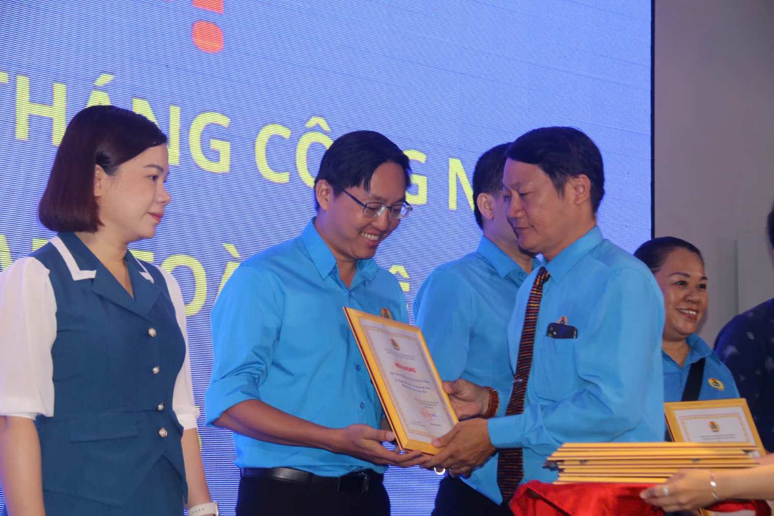 Sr. Ngo Anh Duyet - Presidente de la Federacion Laboral de Nha Trang otorgo recompensas para colectivos e individuos que hicieron muchas contribuciones en la actividad del mes de trabajo de 2025. Foto: Phuong Linh