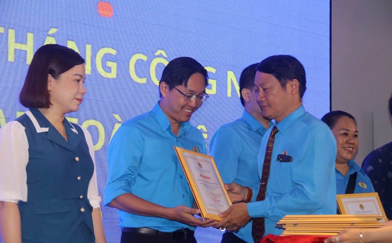 Mr. Ngo Anh Duyet - Chairman of Nha Trang City Labor Federation presented awards to collectives and individuals who have made many contributions to the activities of Workers' Month 2025. Photo: Phuong Linh