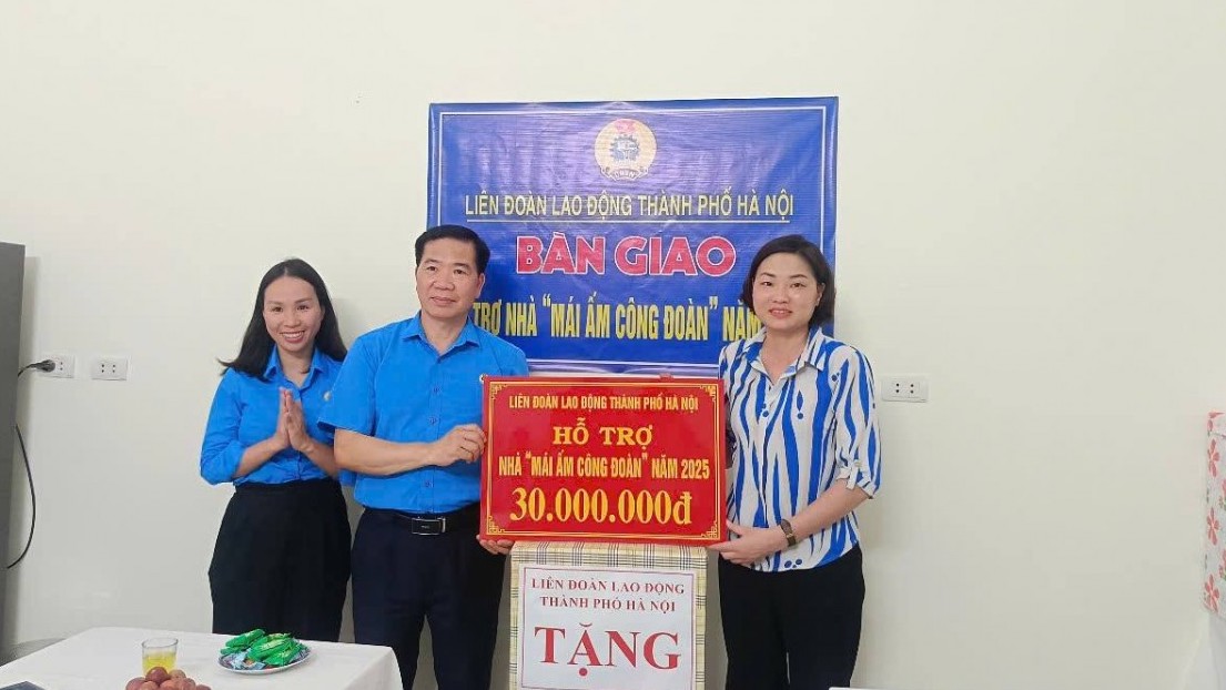 Leaders of the Hanoi City Labor Federation presented the Trade Union Shelter support to Ms. Nguyen Thi Thu Huong. Photo: Hai Yen