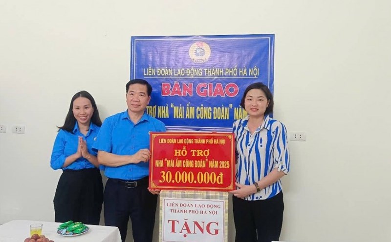 Leaders of the Hanoi City Labor Federation presented the Trade Union Shelter support to Ms. Nguyen Thi Thu Huong. Photo: Hai Yen