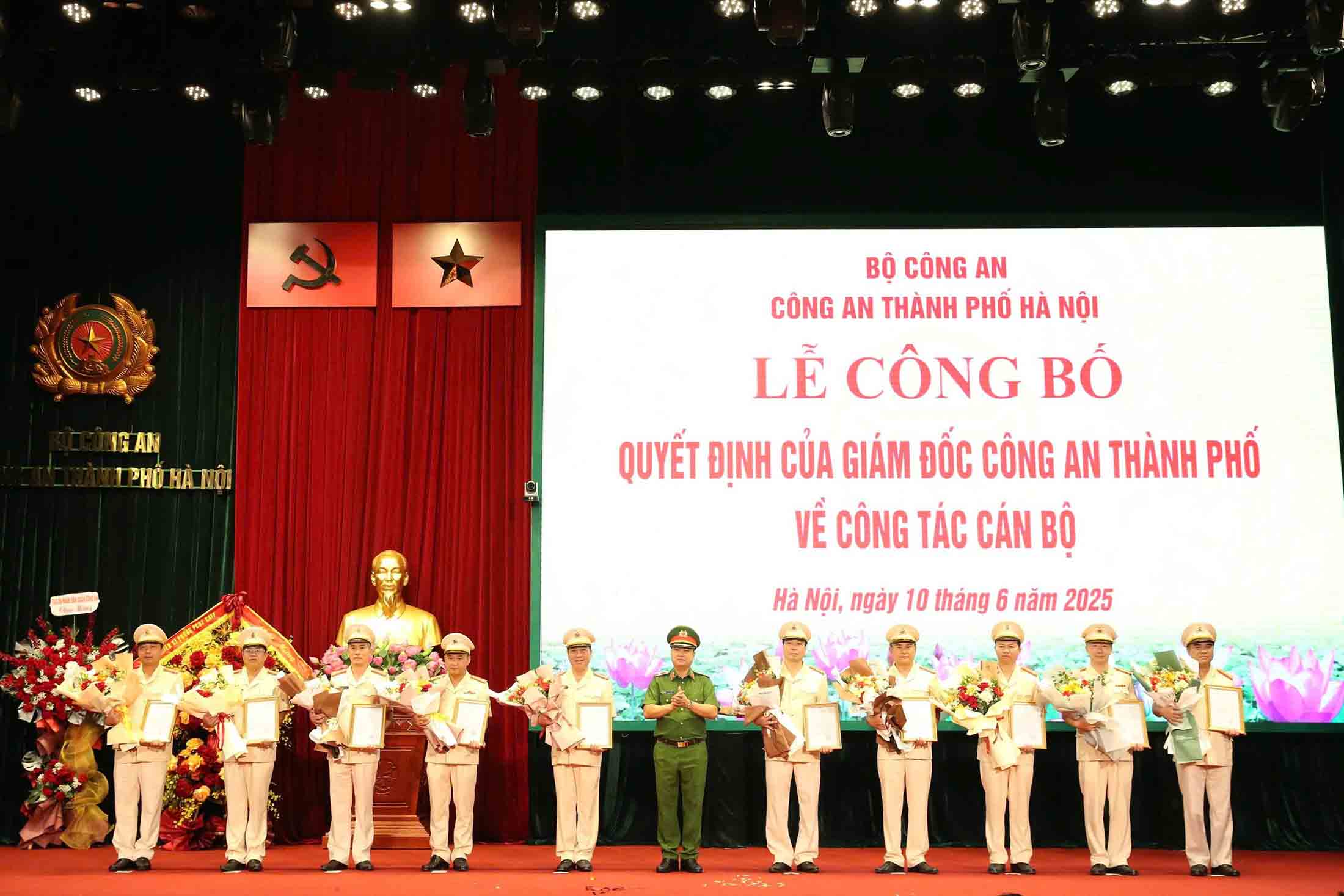 Thieu tuong Duong Duc Hai, Pho Giam doc Cong an thanh pho tang hoa chuc mung cac dong chi duoc dieu dong, bo nhiem. Anh: Cong an Ha Noi