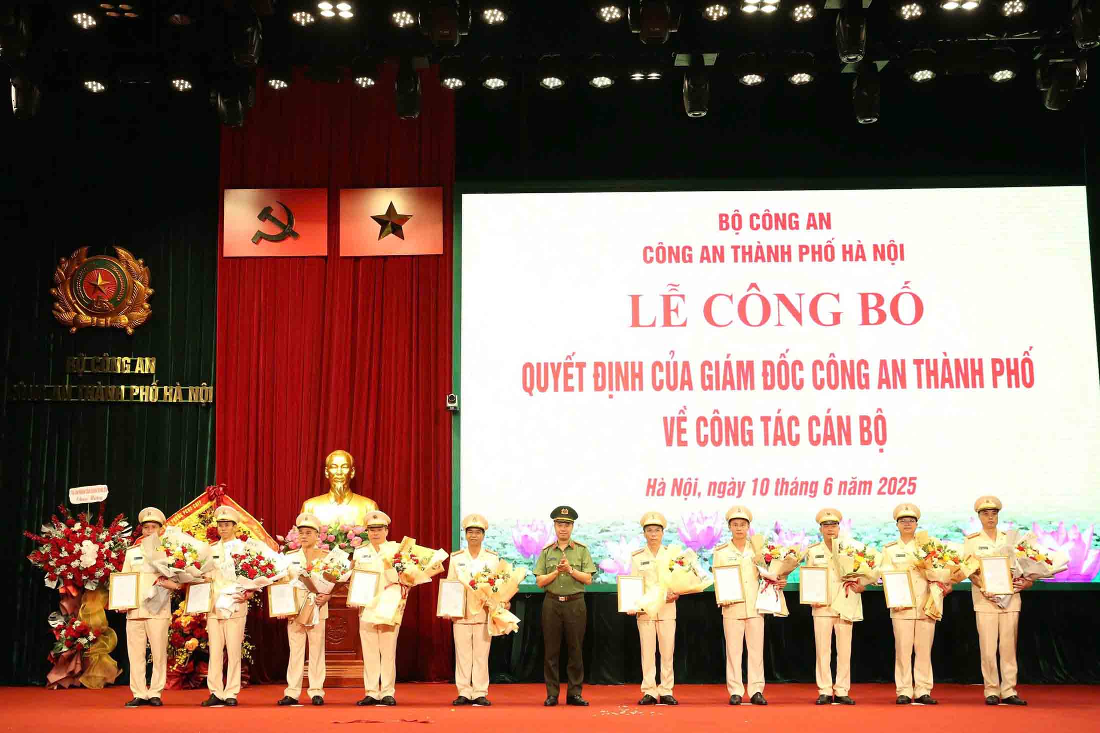 Dai ta Nguyen Ngoc Quyen, Pho Giam doc Cong an thanh pho tang hoa chuc mung cac dong chi duoc dieu dong, bo nhiem. Anh: Cong an Ha Noi