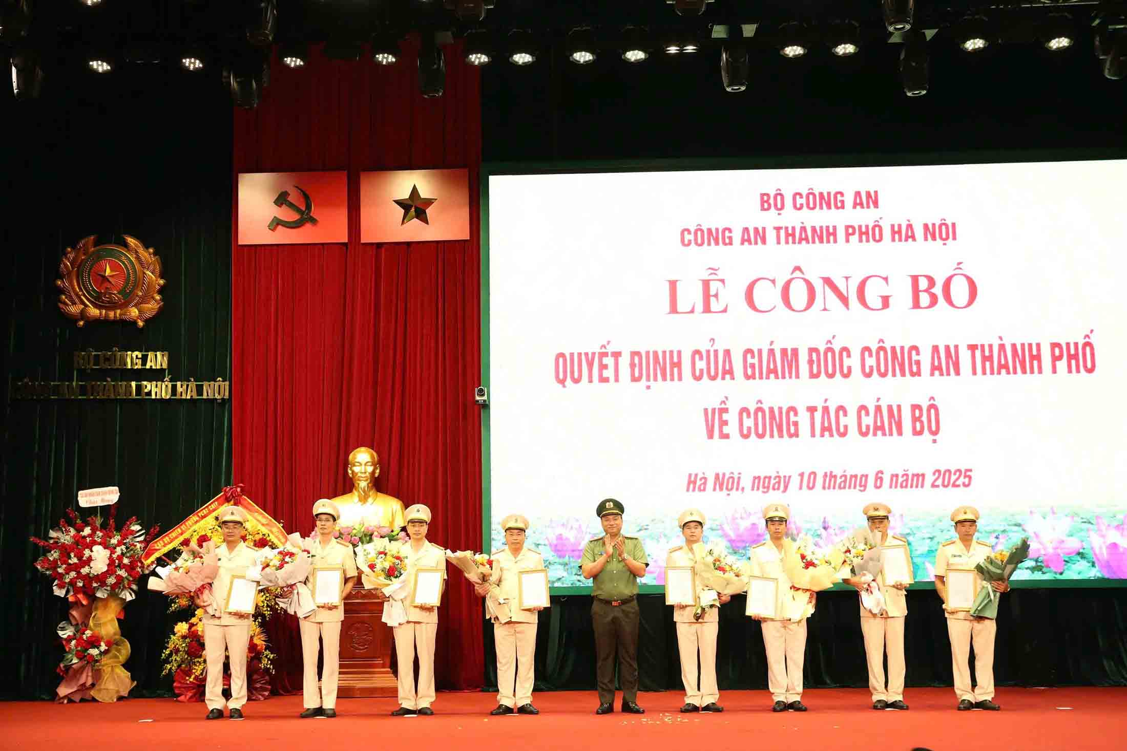 Dai ta Nguyen Tien Dat, Pho Giam doc Cong an thanh pho tang hoa chuc mung cac dong chi duoc dieu dong, bo nhiem. Anh: Cong an Ha Noi
