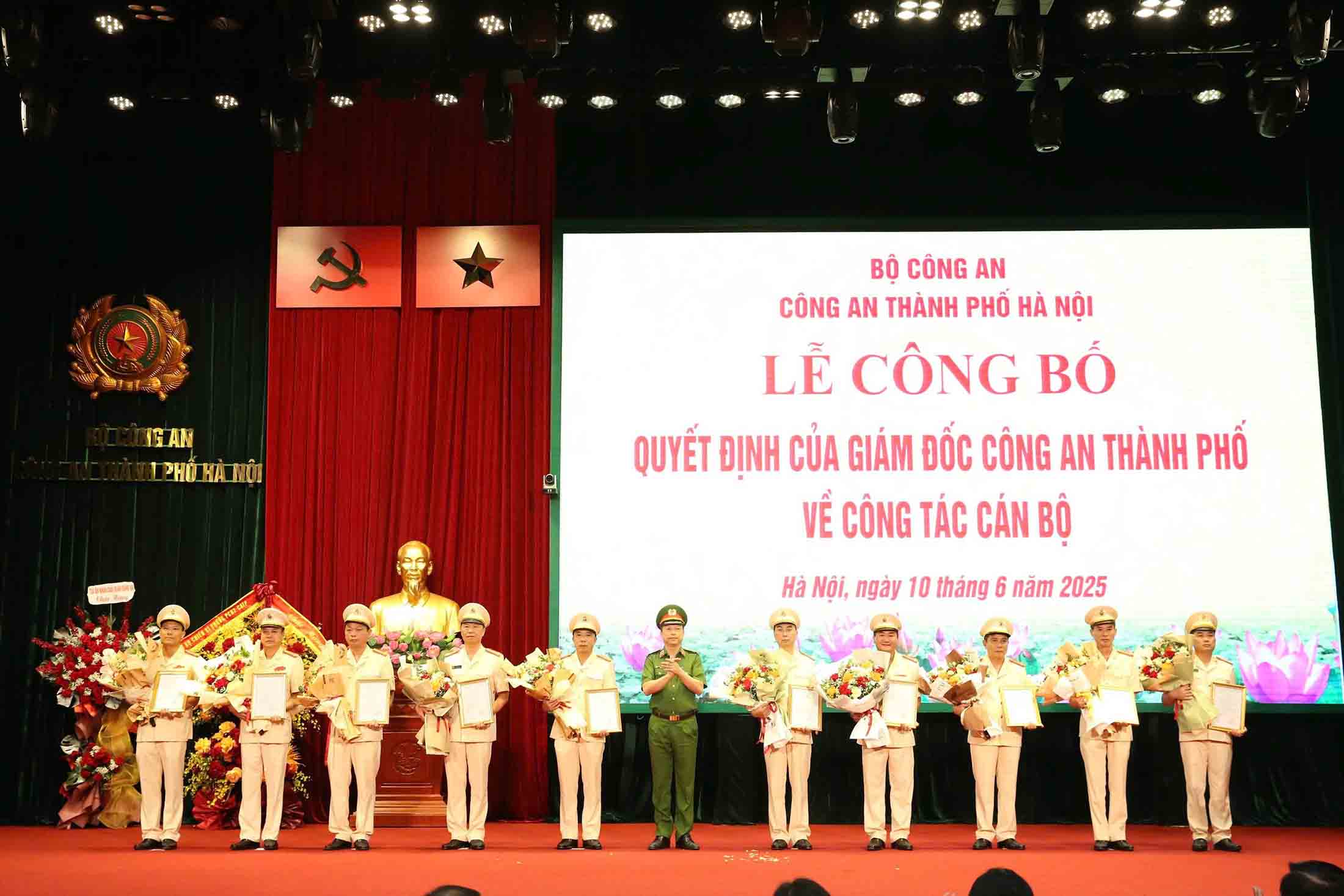 Thieu tuong Nguyen Hong Ky, Pho Giam doc CATP tang hoa chuc mung cac dong chi duoc dieu dong, bo nhiem