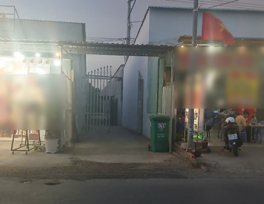 Điểm giữ trẻ tự phát của bà H (ngụ ở ấp 5, xã Tân Lập 1, huyện Tân Phước, tỉnh Tiền Giang) sau cánh cửa sắt. Ảnh: Thành Nhân