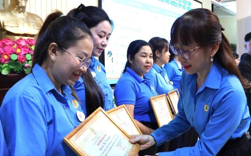 Outstanding union officials were honored by the District 8 Labor Federation, Ho Chi Minh City. Photo: Duc Long