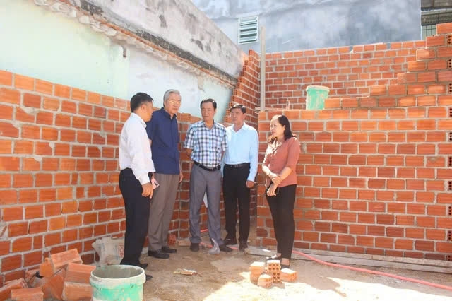 The Vietnam Fatherland Front Committee of Ninh Thuan province inspected the Program to eliminate temporary and dilapidated houses in the area. Photo: Uncle Ai