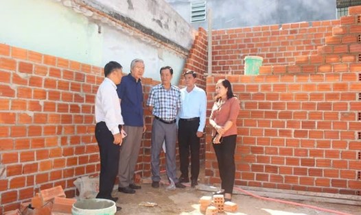 Ủy ban Mặt trận Tổ quốc Việt Nam tỉnh Ninh Thuận
 kiểm tra Chương trình xóa nhà tạm, nhà dột nát trên địa bàn. Ảnh: Bác Ái