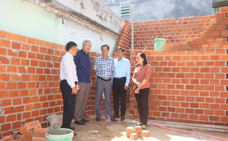The Vietnam Fatherland Front Committee of Ninh Thuan province inspected the Program to eliminate temporary and dilapidated houses in the area. Photo: Uncle Ai