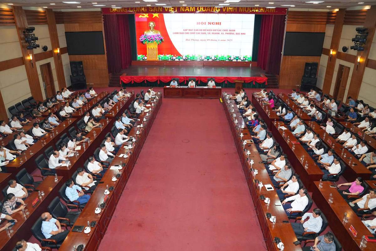 El Comite Permanente del Comite del Partido de la Ciudad se reune a los funcionarios que se espera que ocupen puestos clave de liderazgo. Foto: Hai Phong E -Portal