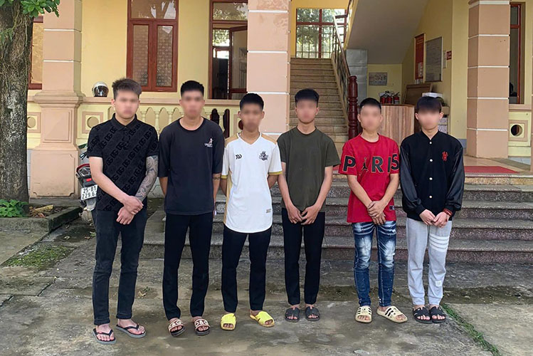 7 thanh thiếu niên liên quan đến vụ việc mang theo hung khí, truy đuổi người dân. Ảnh: Công an Lai Châu