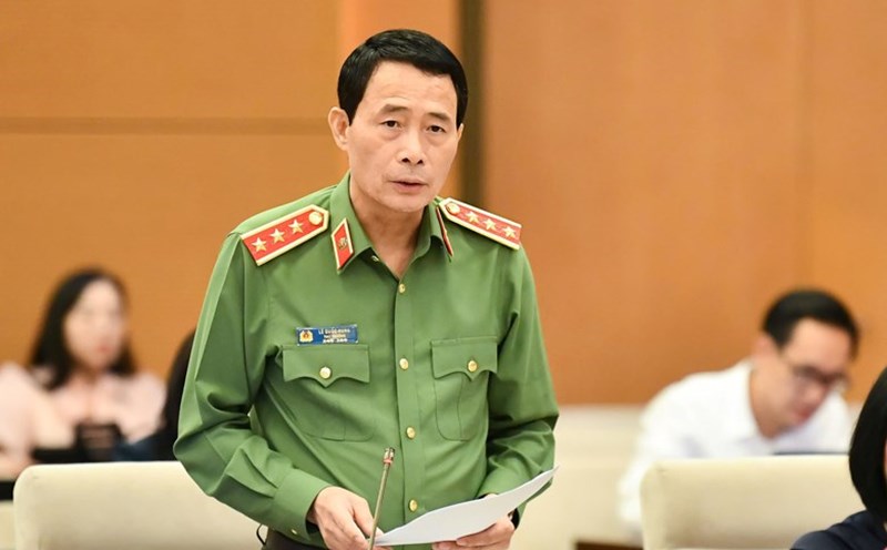 Deputy Minister of Public Security Le Quoc Hung said that the death penalty for 8 crimes was proposed to be abolished, including embezzlement, bribery, and the production of fake drugs. Photo: Quochoi.vn