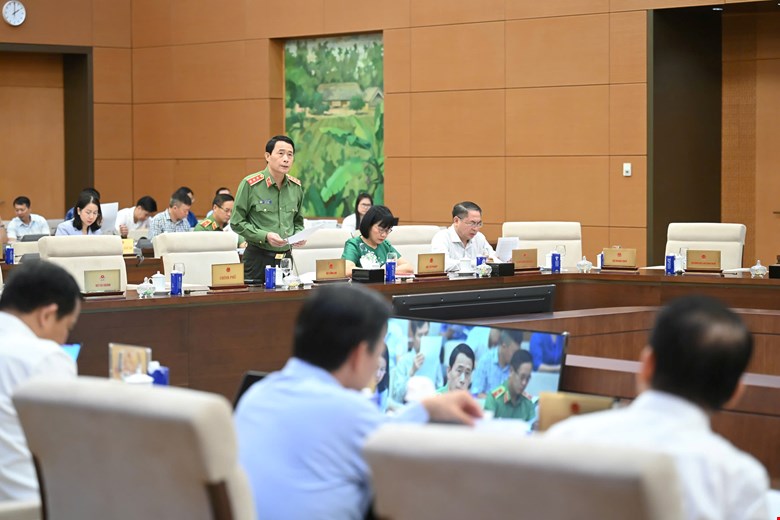 Complementar el uso ilegal de sustancias narcoticas en el proyecto de ley enmendar y complementar una serie de articulos del Codigo Penal (modificado). Foto: Quochoi.vn