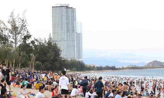 Khách du lịch và người dân đổ xô ra các bãi biển ở Ninh Thuận trong dịp lễ. Ảnh: Hữu Long