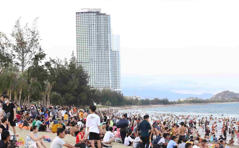 Tourists and locals flock to the beaches in Ninh Thuan during the holiday. Photo: Huu Long