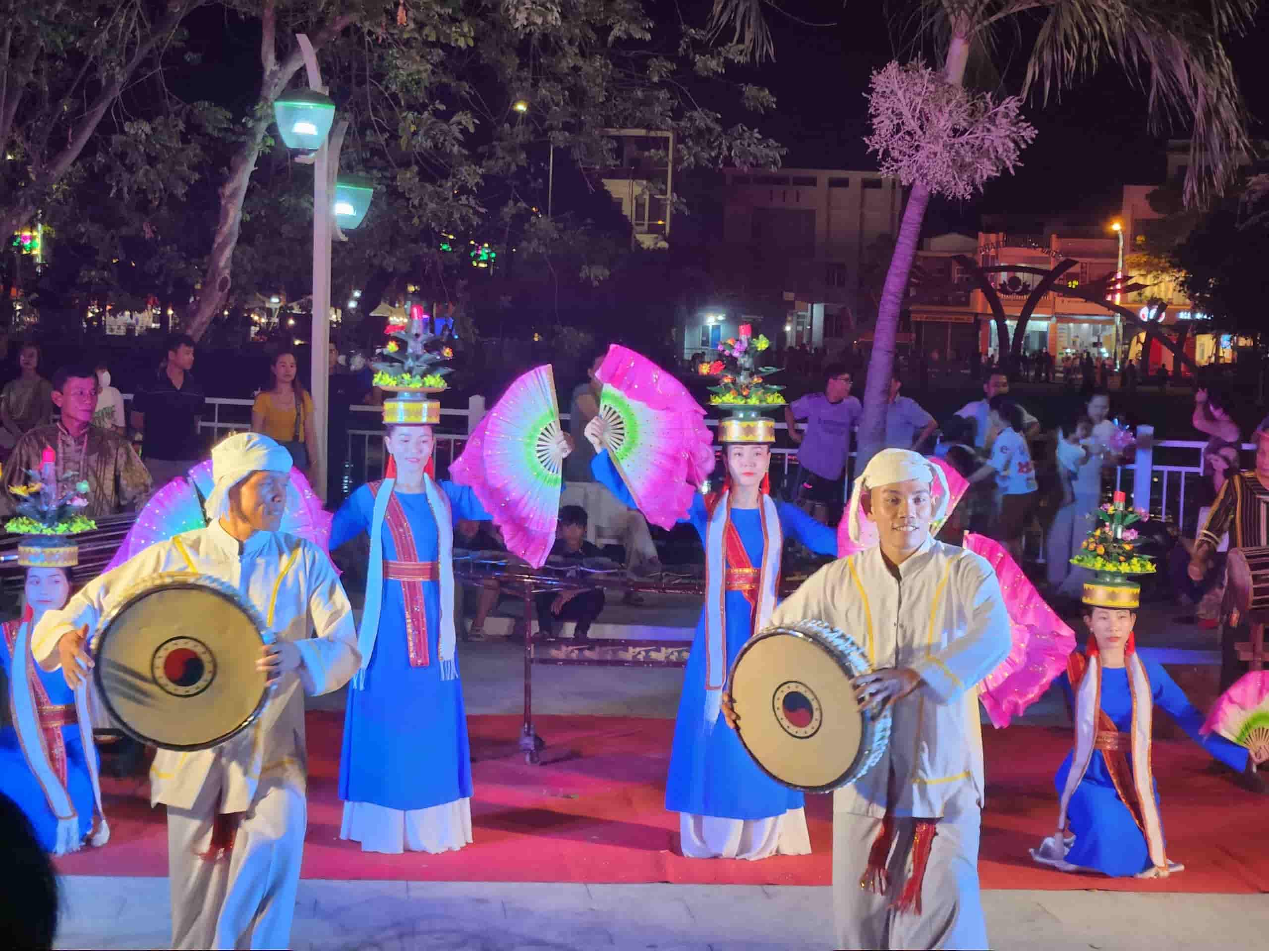 Ninh Thuan co nhieu nen van hoa doc dao, thu hut du khach den kham pha. Anh: Huu Long