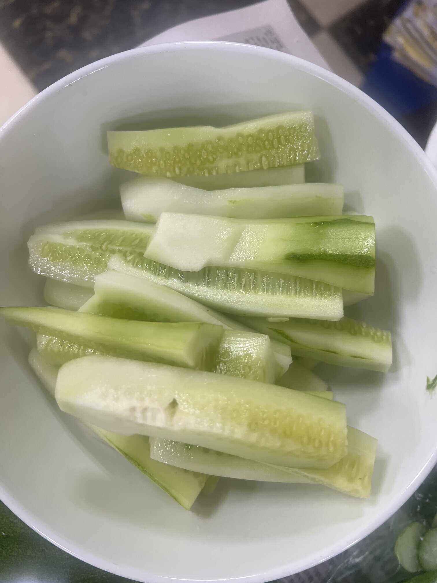 Ăn dưa chuột đúng cách để hỗ trợ giải độc gan. Ảnh: Kiều Vũ