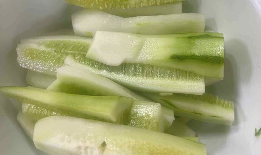 Ăn dưa chuột đúng cách để hỗ trợ giải độc gan. Ảnh: Kiều Vũ
