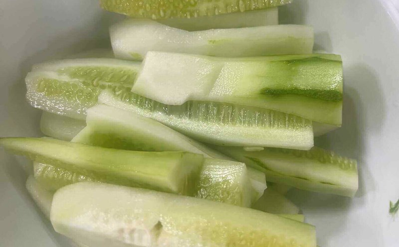 Eat cucumbers properly to support liver detoxification. Photo: Kieu Vu