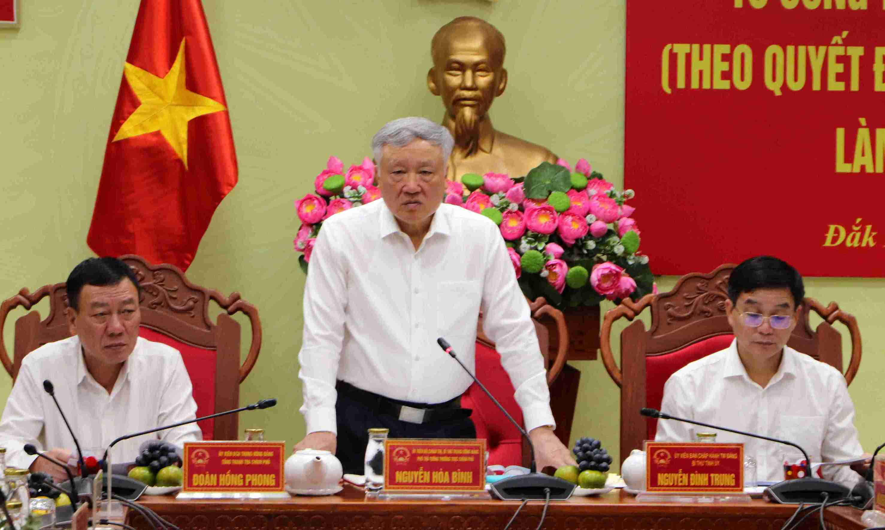 Miembro del Politburo, el viceprimer ministro permanente, Nguyen Hoa Binh, le pidio a la provincia de Dak Lak que se concentrara en resolver y manejo definitivo de quejas y denuncias complicadas y prolongadas antes del inicio del modelo gubernamental de 2 niveles. Foto: Vu Linh