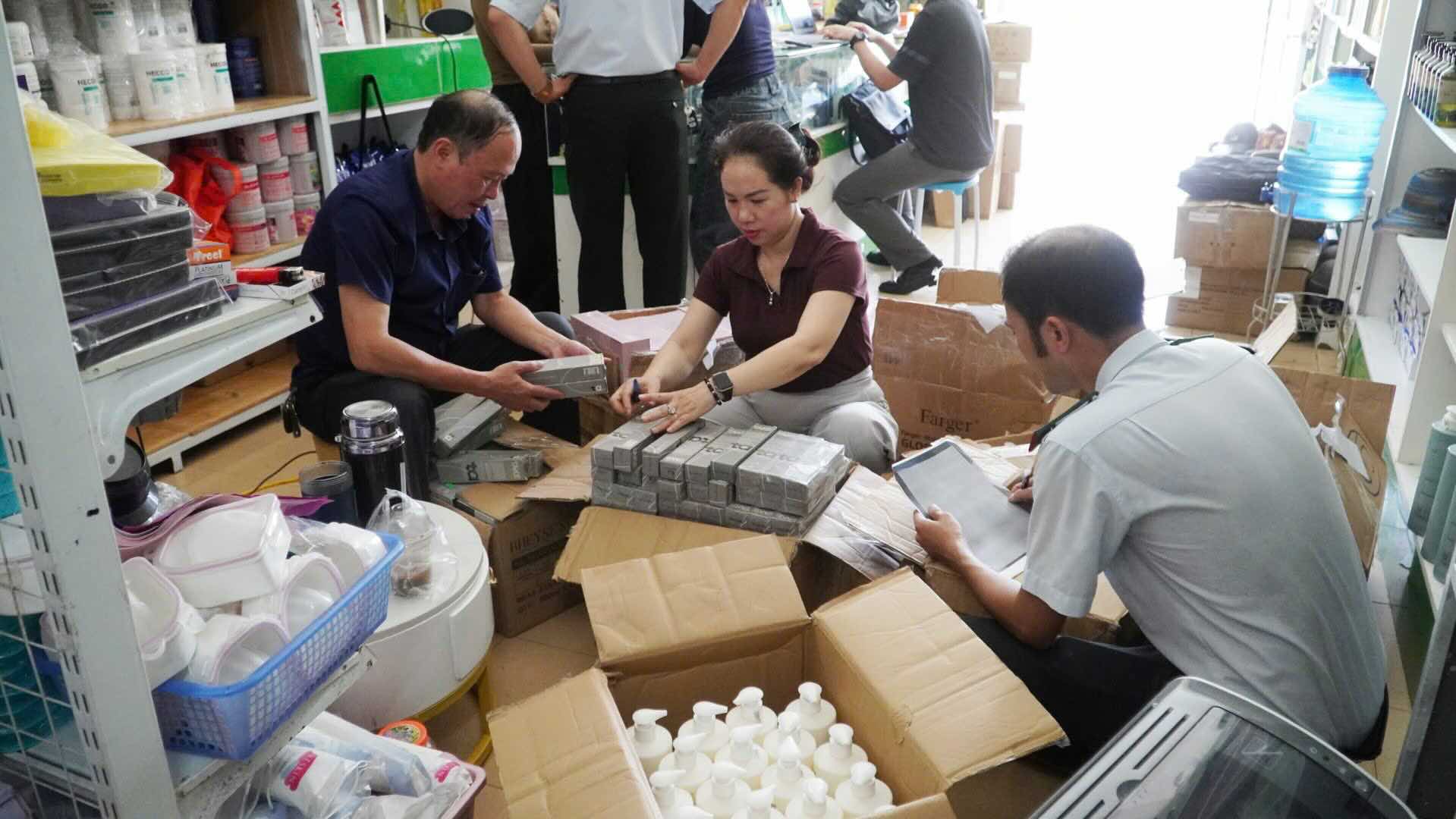 Las fuerzas funcionales detectaron mas de 380 productos cosmeticos de origen desconocido. Foto: Xuan Hai