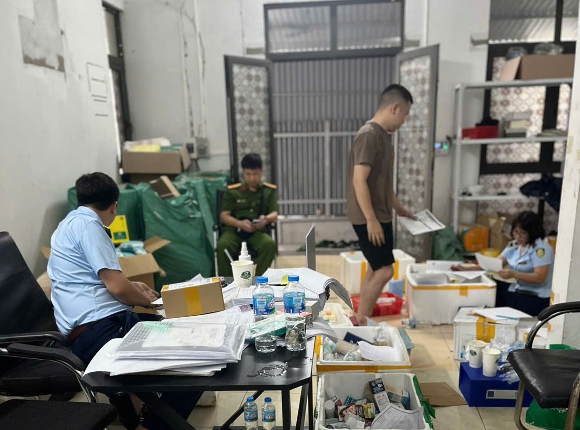 Luc luong Quan ly thi truong kiem tra, xu phat 4 co so kinh doanh my pham nhap lau tai TP Ha Noi. Anh: DMS