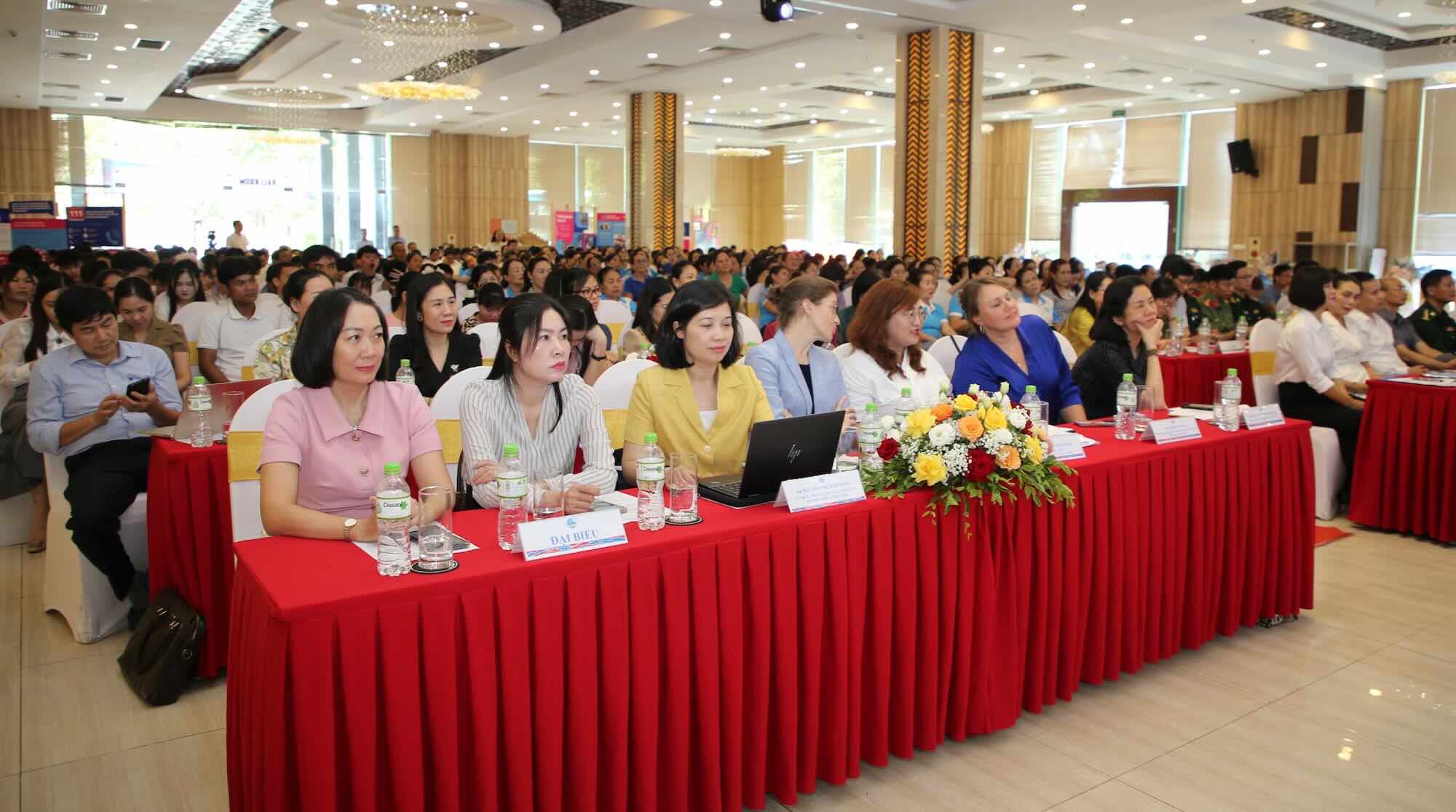 Cac dai bieu tham du dien dan. Anh: Cong Sang