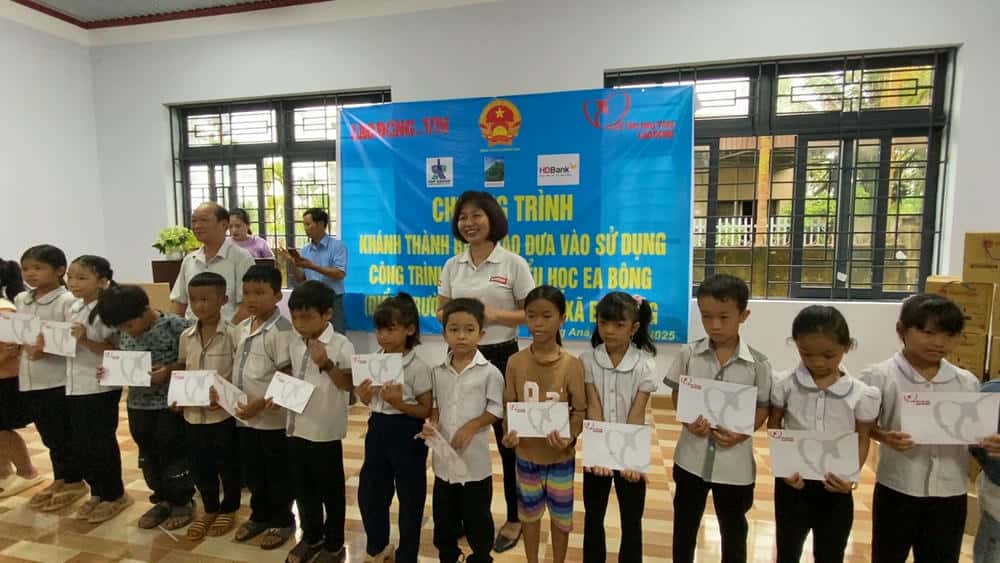 Inauguracion de escuelas y regalos a los estudiantes. Foto: Thanh Tuan