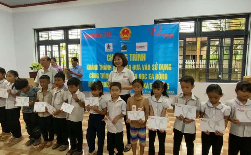 Inauguration of the school and giving gifts to students. Photo: Thanh Tuan