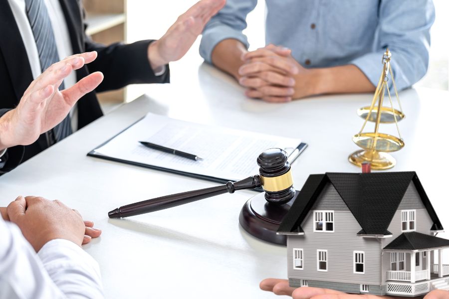 Responder la compra y la venta de bienes raices por la ley no es legal