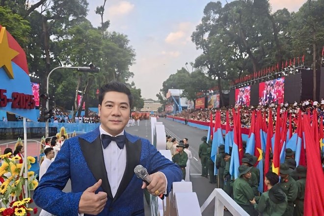 NSND Quoc Hung gop giong trong cac chuong trinh nghe thuat chao don 50 nam Ngay Giai phong mien Nam, thong nhat dat nuoc. Anh cung thanh cong trong vai tro Tong dao dien nhieu chuong trinh nghe thuat ky niem cac ngay le trong dai cua dat nuoc nhung nam qua. Anh: NVCC