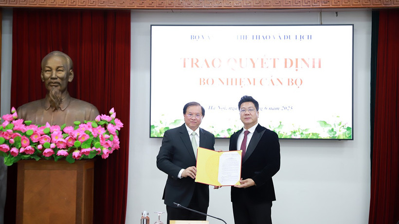 Tien si, Nghe si Nhan dan Do Quoc Hung nhan Quyet dinh bo nhiem tu Pho Giao su, Tien si, Thu truong Ta Quang Dong. Anh: Bo VHTTDL