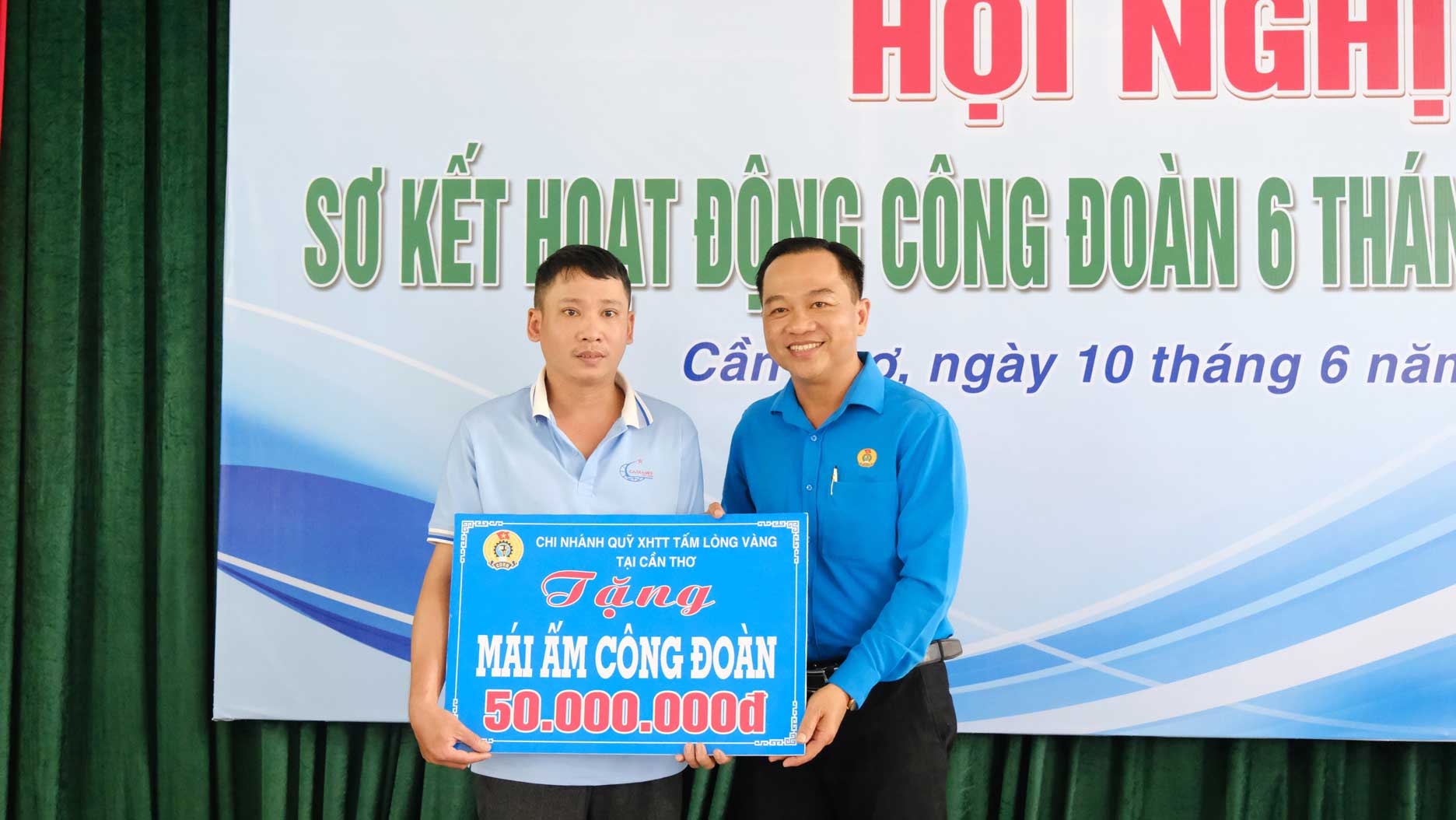 Pho Chu tich LDLD TP Can Tho Nguyen Ngoc Tan trao ho tro Mai am Cong doan cho doan vien kho khan. Anh: My Ly