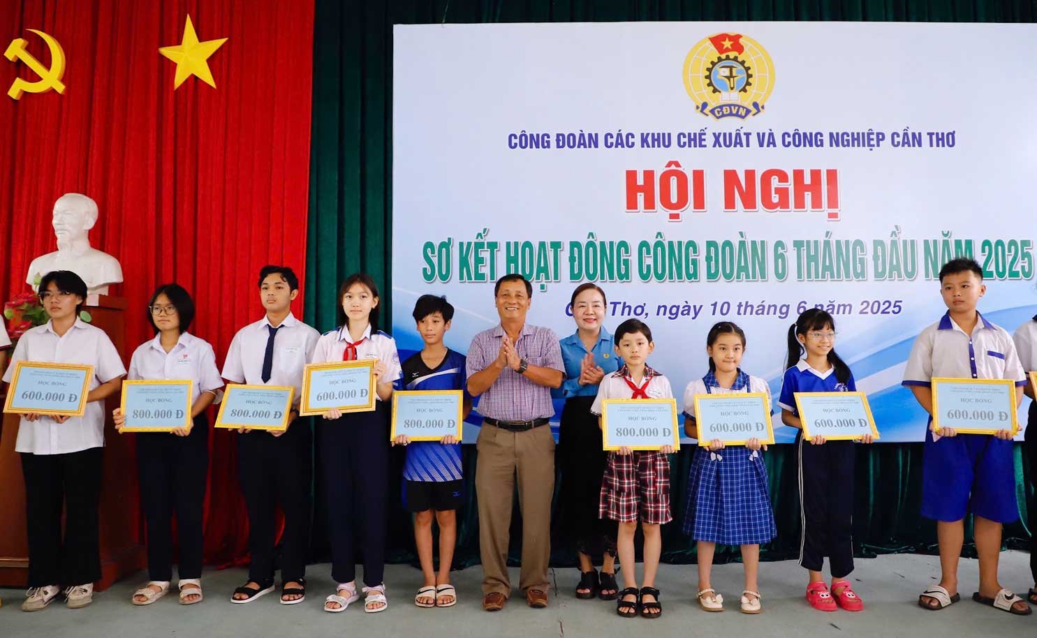 Trao hoc bong cho con doan vien co hoan canh kho khan. Anh: My Ly
