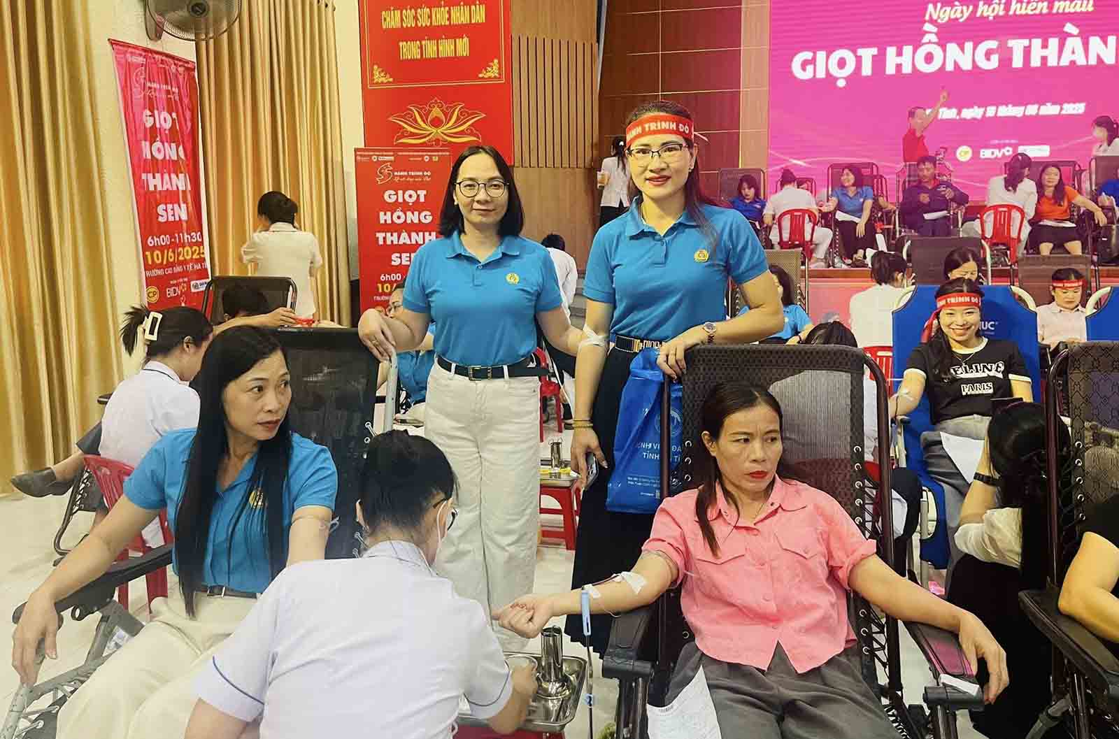 Many people participated in voluntary blood donation at the "Thanh Sen Red Drops" program. Photo: Tran Tuan