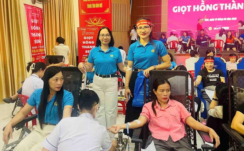 Many people participated in voluntary blood donation at the "Thanh Sen Red Drops" program. Photo: Tran Tuan
